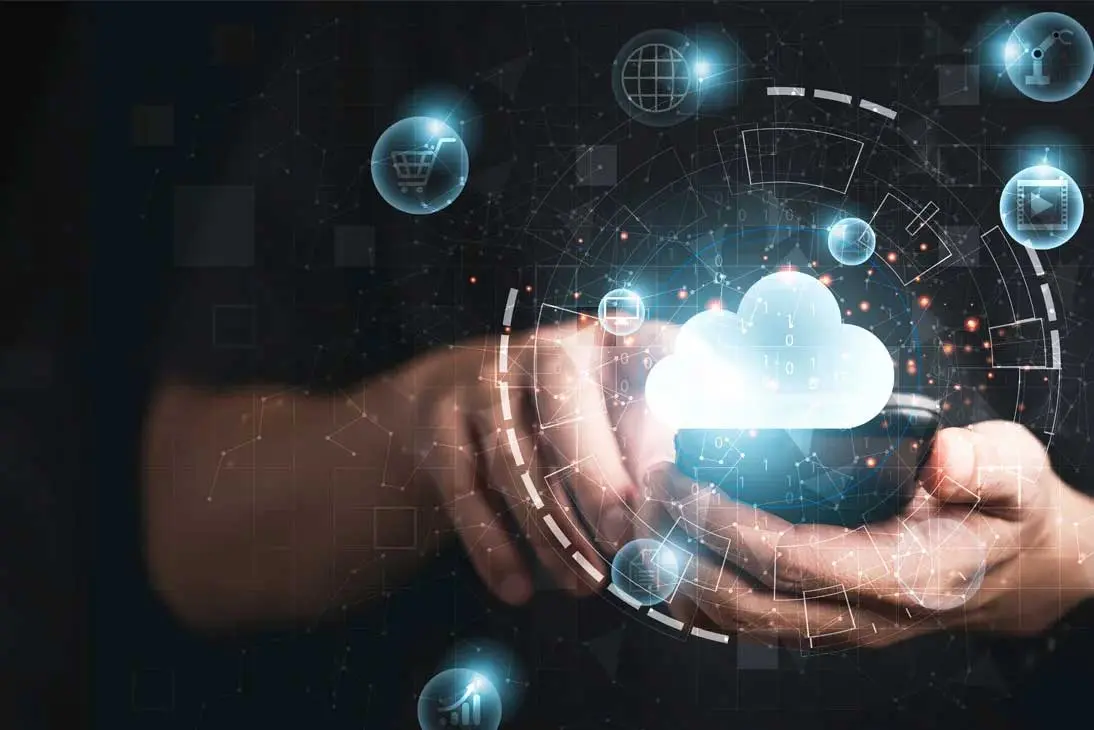 Manos utilizando un smartphone rodeado de gráficos digitales interconectados y un icono de nube, representando la movilidad cloud ERP